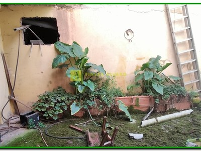 Patio trasero con almacén