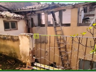 Terraza sobre el patio y almacen al fondo