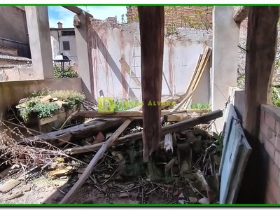 Almacén del patio con dos plantas para derruir