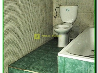 Baño con bañera en la primera planta