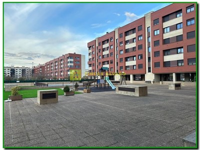 Piso en alquiler en Logroño, con 2 dormitorios, 2 baños, plaza de garaje y terraza