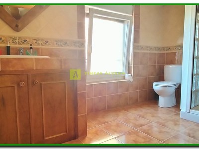 Gran baño completo en segunda planta