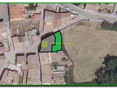 Plano con edificación y patio trasero