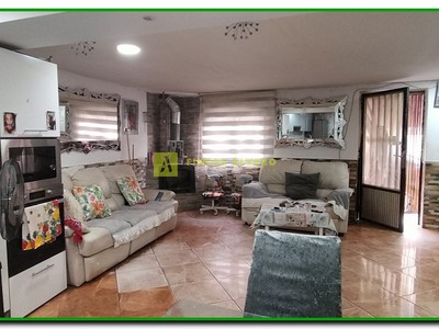 Planta baja con cocina-salón-comedor con chimenea
