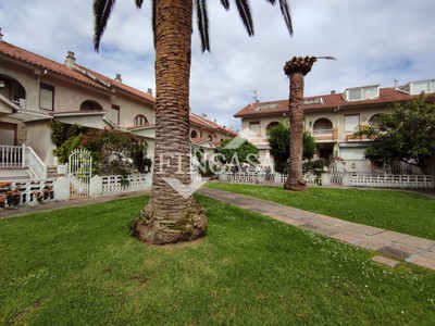 Chalet en venta en Laredo, Ever, con 4 dormitorios, 2 baños, aseo, plaza de garaje, 2 balcones y terreno