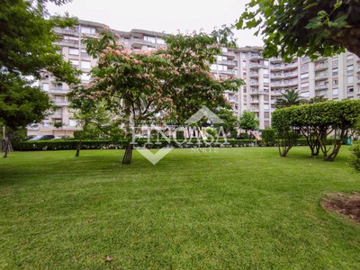 Piso en venta en Laredo, con 2 dormitorios, baño, aseo, plaza de garaje y 2 terrazas