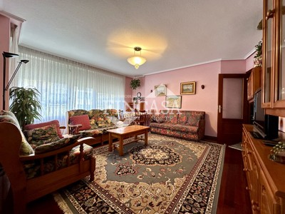 Piso en venta en Laredo, con 2 dormitorios, baño y 2 balcones