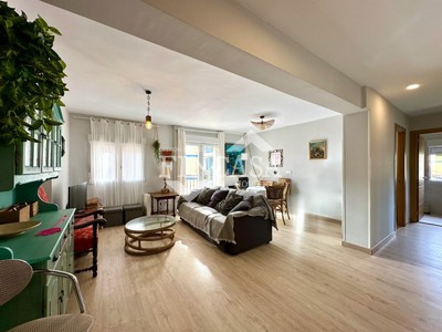 Piso en venta en Ampuero, con 3 dormitorios, baño y balcón
