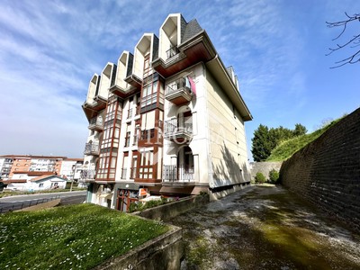 Piso en venta en Colindres, Centro, con 2 dormitorios, baño, trastero y 2 terrazas