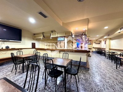 Local comercial en venta en Laredo, con baño y aseo