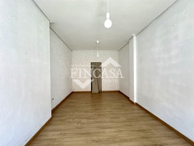 Local comercial en venta en Laredo, con aseo