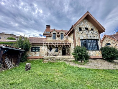 Casa en venta en Meruelo, con 3 dormitorios, 3 baños, 2 plazas de garaje, trastero, balcón y terreno
