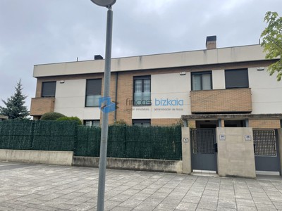 Chalet en venta en Vitoria, Salburua, con 5 dormitorios, 3 baños, 2 plazas de garaje, trastero, balcón, terraza y terreno