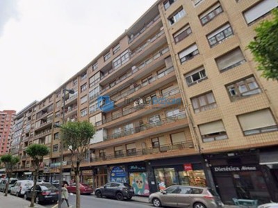 Piso en venta en Bilbao, Santutxu, con 3 dormitorios, baño y balcón