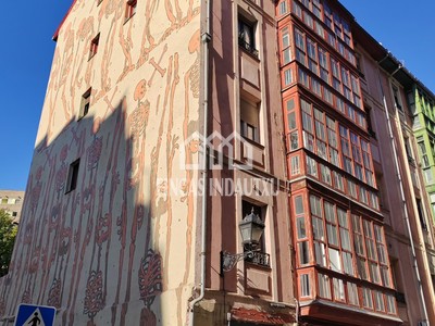 Piso en venta en Bilbao, Casco Viejo, con 3 dormitorios, baño y trastero