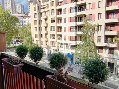Piso en venta en Bilbao, Indautxu, con 4 dormitorios, 2 baños, plaza de garaje y terraza