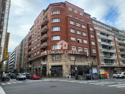 Piso en venta en Bilbao, Indautxu-rdz. Arias, con 6 dormitorios, 3 baños, plaza de garaje, trastero y balcón