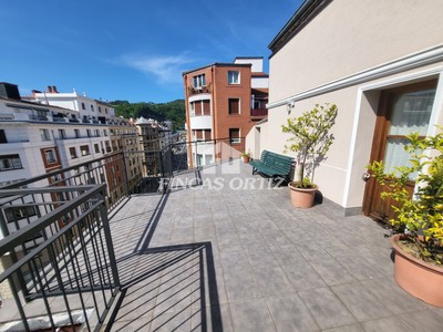 Ático en venta en Bilbao, Ensanche-alda. Recalde, con 1 dormitorio, baño y terraza