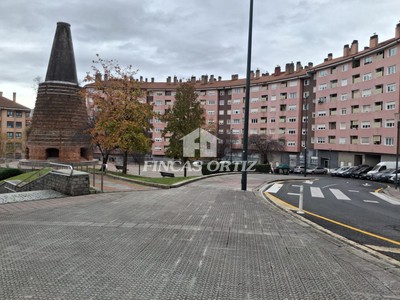 Piso en venta en Bilbao, Miribilla, con 1 dormitorio, baño, plaza de garaje, trastero y balcón