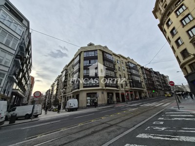 Piso en venta en Bilbao, Abando-villarías, con 4 dormitorios, 2 baños, trastero y balcón