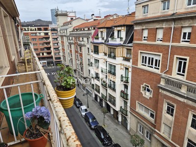 Piso en venta en Bilbao, Indautxu-manuel Allende, con 5 dormitorios, baño, aseo y balcón