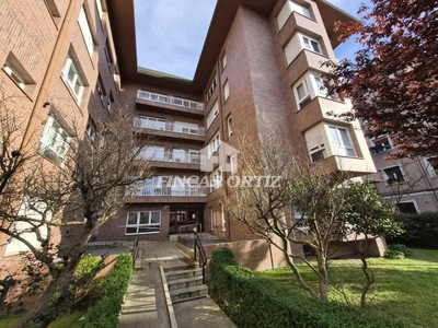 Piso en venta en Las Arenas-getxo, Santa Ana, con 3 dormitorios, baño, aseo, plaza de garaje, trastero y balcón