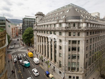 Piso en venta en Bilbao, Ensanche-albia, con 3 dormitorios, 2 baños, aseo, trastero y balcón