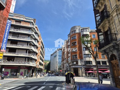 Piso en venta en Bilbao, Abando-alda. Urquijo, con 5 dormitorios, 2 baños y trastero