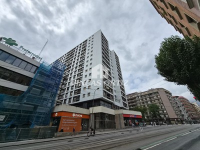 Piso en alquiler en Bilbao, Autonomía-sº Arana, con 3 dormitorios, baño y balcón