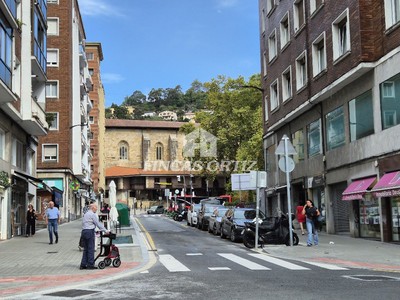 Piso en venta en Bilbao, Deusto, con 4 dormitorios, baño y aseo