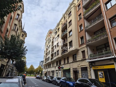 Piso en venta en Bilbao, Ensanche-ajuriaguerra, con 2 dormitorios, baño y balcón