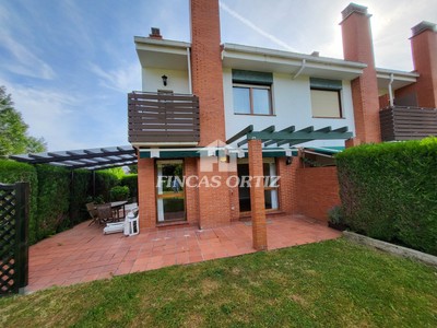 Adosado en venta en Urduliz, Junto Ayuntamiento, con 4 dormitorios, 2 baños, aseo, plaza de garaje, trastero, balcón, terraza y terreno