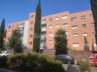Piso en venta en Reus, Barri Gaudi, con 3 dormitorios, baño, plaza de garaje y balcón