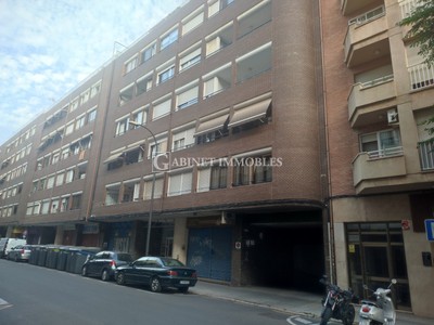 Locales en venta en Reus, con baño y aseo