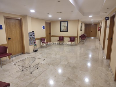 Oficina en alquiler en Reus, con 6 baños y 7 aseos