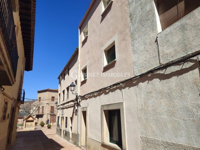 Casa en venta en Ulldemolins, con 4 dormitorios, 2 baños, aseo, trastero, terraza y terreno