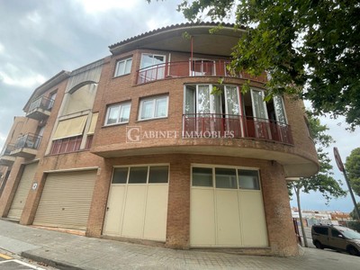 Adosado en venta en Reus, con 4 dormitorios, 3 baños, 2 plazas de garaje, trastero y 2 balcones
