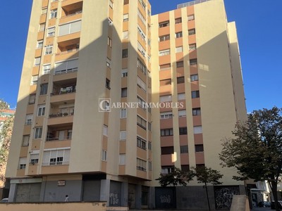 Piso en venta en Reus, con 3 dormitorios y baño