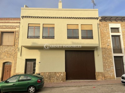 Casa en venta en Solivella, con 3 dormitorios, baño, 3 plazas de garaje, trastero y terraza