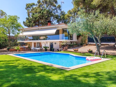 Chalet en venta en Almoster, con 4 dormitorios, 3 baños, terraza y terreno
