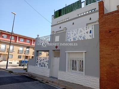 Casa en venta en Reus, con 4 dormitorios, 3 baños, trastero, 2 terrazas y terreno