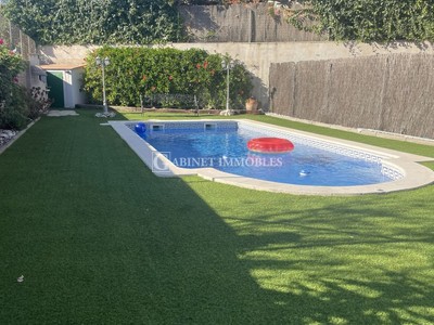 Adosado en venta en Reus, con 4 dormitorios, 3 baños, plaza de garaje, trastero, terraza y terreno