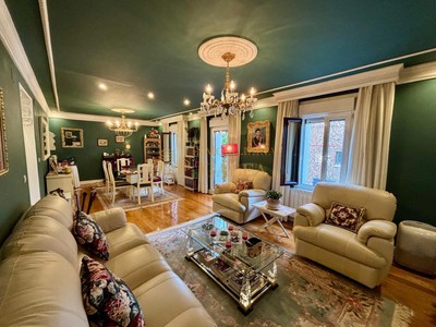 Piso en venta en Getxo, Neguri, con 2 dormitorios, baño y balcón