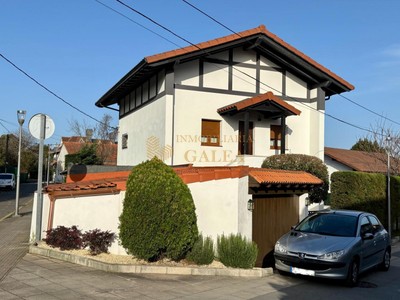 Piso en venta en Getxo, Sta. Mª De Getxo, con 2 dormitorios, baño, plaza de garaje y terreno