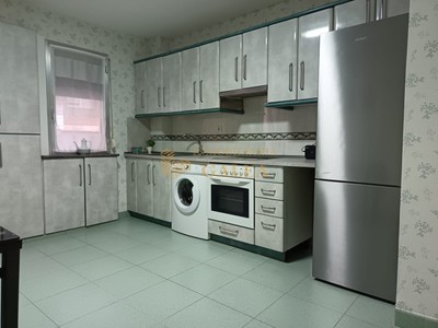 Piso en alquiler en Bilbao, Deusto, con 3 dormitorios, baño y balcón