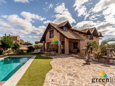 Chalet unifamiliar (independiente) en venta en Chapinería, con 3 dormitorios, 4 baños, aseo, plaza de garaje, trastero y terreno
