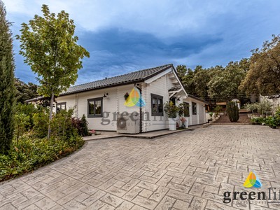 Chalet unifamiliar (independiente) en venta en Colmenar Del Arroyo, Urb.valle Del Sol, con 4 dormitorios, 2 baños, 4 plazas de garaje, trastero, terraza y terreno