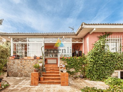 Chalet unifamiliar (independiente) en venta en Colmenar Del Arroyo, Urb. Valle Sol, con 3 dormitorios, 3 baños, plaza de garaje, trastero y terreno