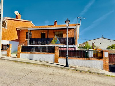 Chalet pareado en venta en Navas Del Rey, Casco Urbano, con 3 dormitorios, baño, plaza de garaje y terreno