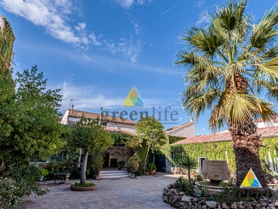 Chalet unifamiliar (independiente) en venta en Arganda Del Rey, con 6 dormitorios, 3 baños, plaza de garaje, trastero, balcón y terreno